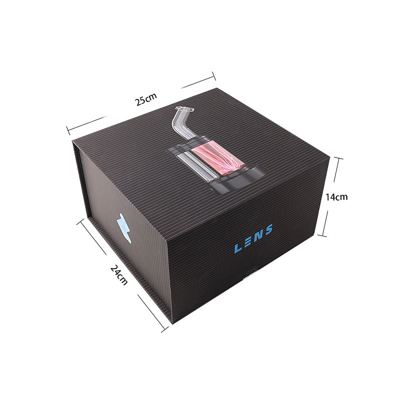 Schwarze Verpackungsbox mit blauer Aufschrift 'LENS' und Abmessungen 25x24x14 cm, mit Bild eines Glases