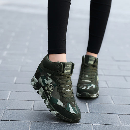 Lässige Damen-Sneaker mit Camouflage-Muster und erhöhtem Absatz