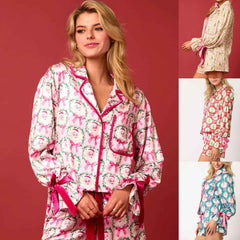 2-teiliges Damen-Weihnachtspyjama-Set mit Weihnachtsmann- und Baum-Print, bestehend aus einem langärmeligen Oberteil mit Knopfleiste und Shorts sowie einem Loungewear-Outfit.