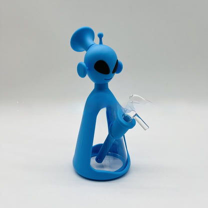 Blauer Alien-förmiger Glasbong mit schwarzem Gesicht und transparentem Wasserbehälter auf weißem Hintergrund