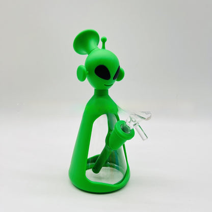 Grüne Alien-Design Glasbong mit Silikonhülle und klaren Glasdetails auf weißem Hintergrund